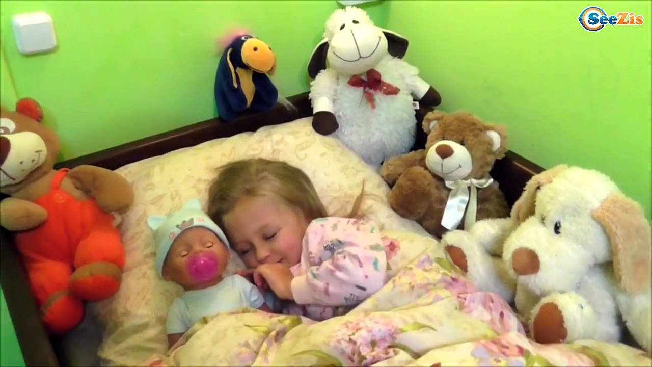 ✔ Девочка Ярослава меняет подгузники Кукле Беби Борн - We change diapers of Baby Born Doll ✔