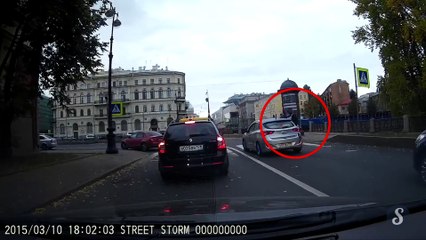 Un piéton jeté dans un canal en Russie