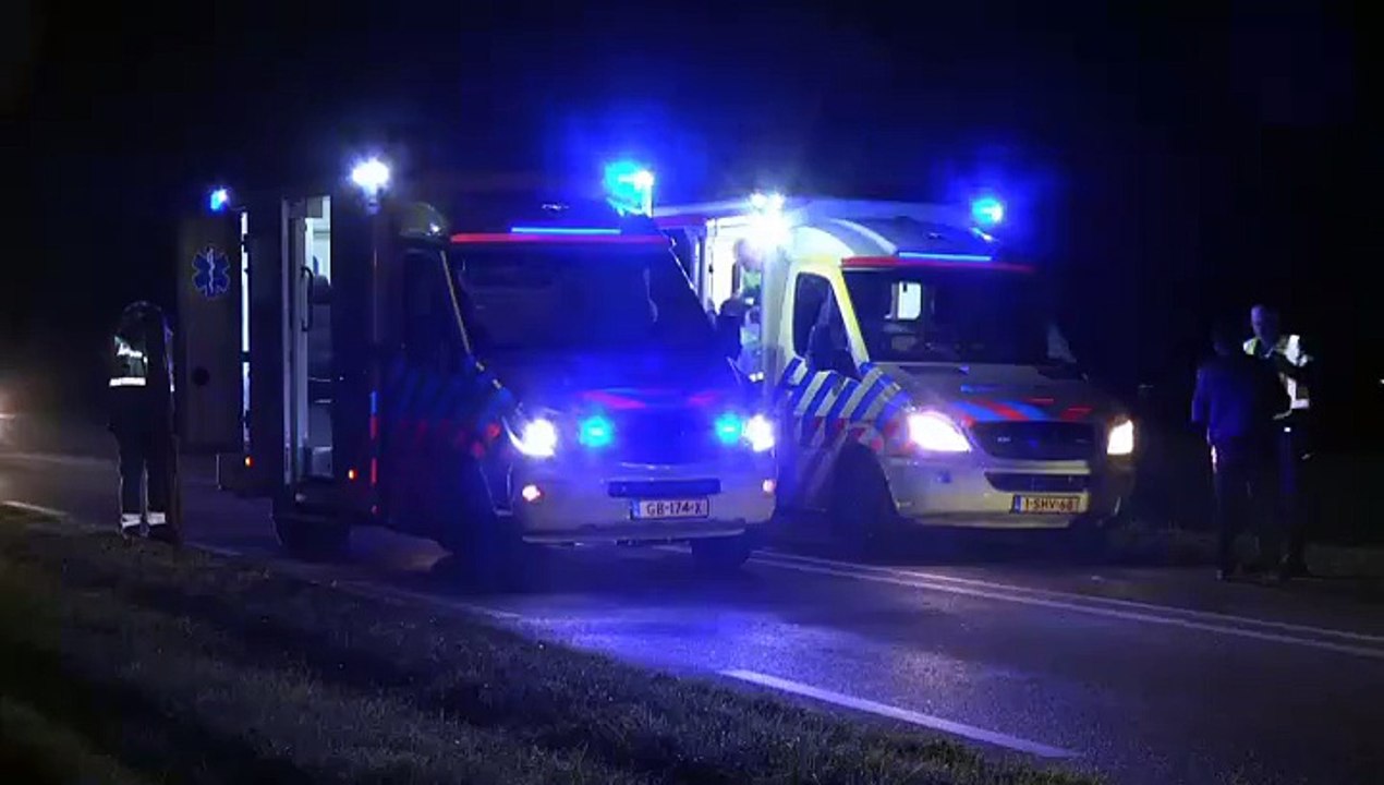 Vier gewonden na aanrijding met zwaan - RTV Noord