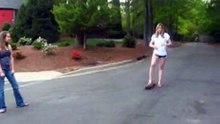 Une fille en skateboard mange le bitume