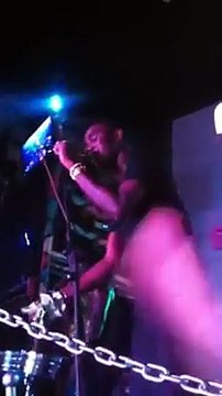 WALY SECK reçoit un lot d'argent des fans