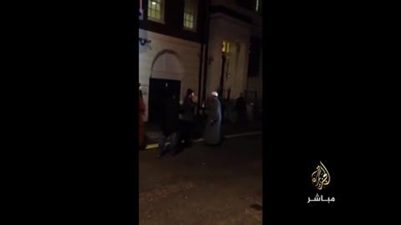 مصريون يسخرون من عزوف الناخبين عن الانتخابات البرلمانية أمام السفارة المصرية بالندن بطريقتهم الخاصة