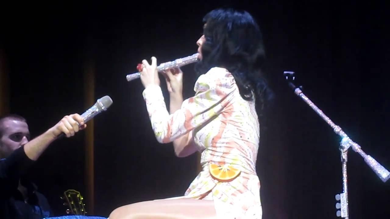Katy Perry’s Flute Fail