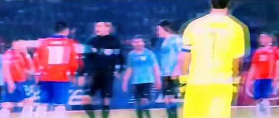 Clip Cavani không thể kiềm chế và tát vào mặt Jara