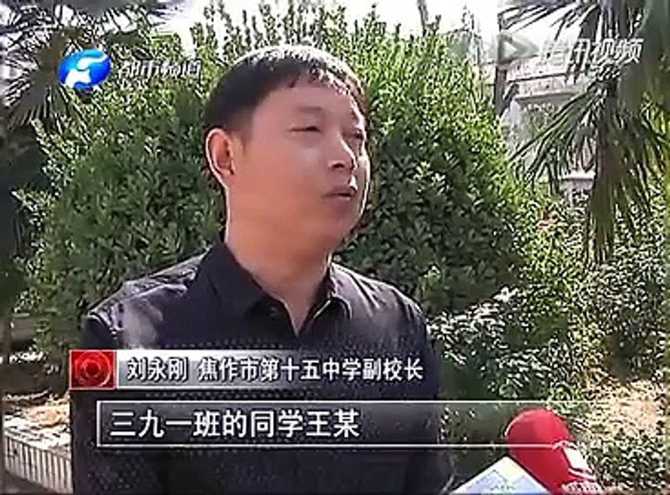 Nữ sinh bắt bạn quỳ gối, úp mặt vào xọt rác