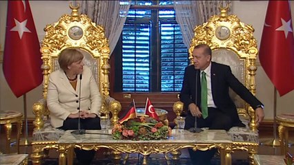 Merkel  en Turquía para frenar ola migratoria