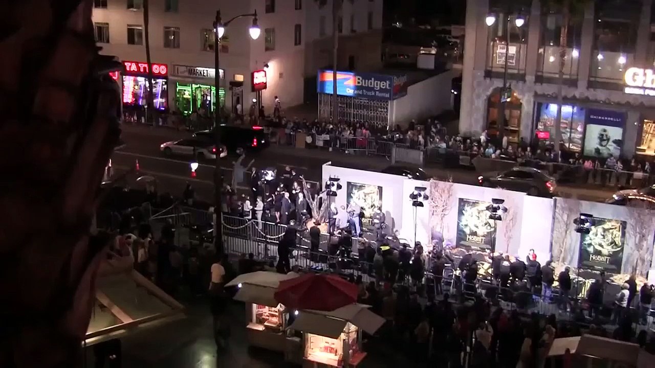 Orlando Bloom Gets A Kiss From Evangeline Lilly At The Hobbit L.A. Premiere