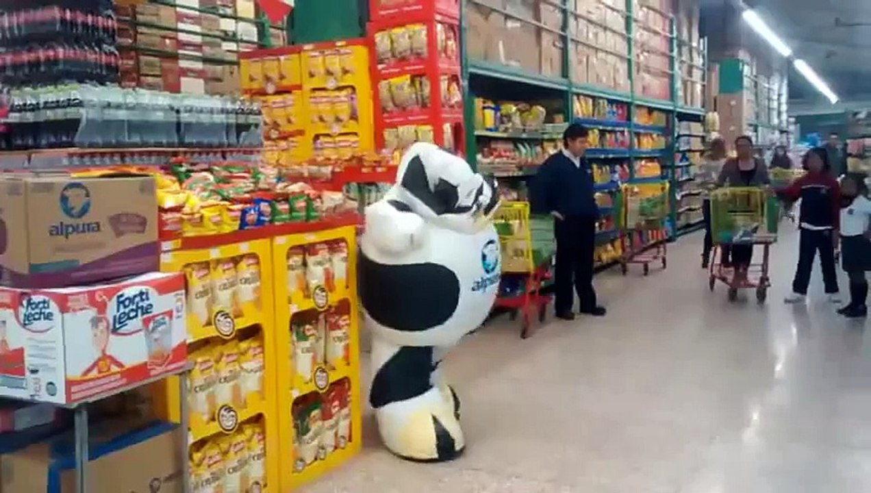 Au mexique c'est comme ça qu'on vend du lait! Vache qui danse