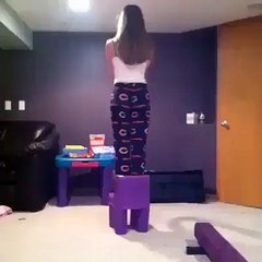 یہ لڑکی آپ کو کچھ دیکھانا چہتی ہے ذرا غور سے دیکھنا