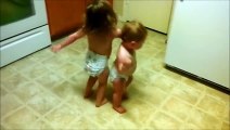 Yürümeyi Öğrenmeden Dans Etmeyi Öğrenen Bebek - İlginç - Garip
