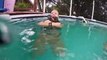 Dünyanın En Mutlu Olayı Su Samurları İle Havuzda Yüzmek - İlginç - Garip