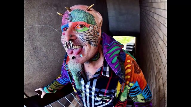 Insolite : il se coupe les oreilles pour ressembler à un perroquet !