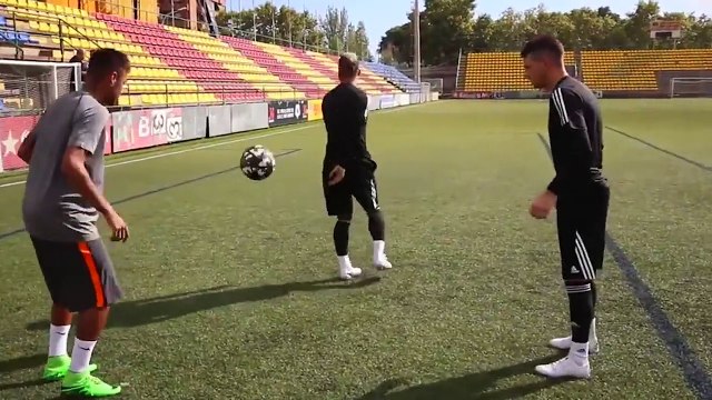 Quand Neymar défie deux freestylers !