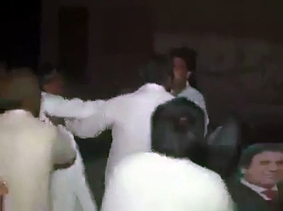 How People Slapping N League Minister For Asking Vote in Lahore