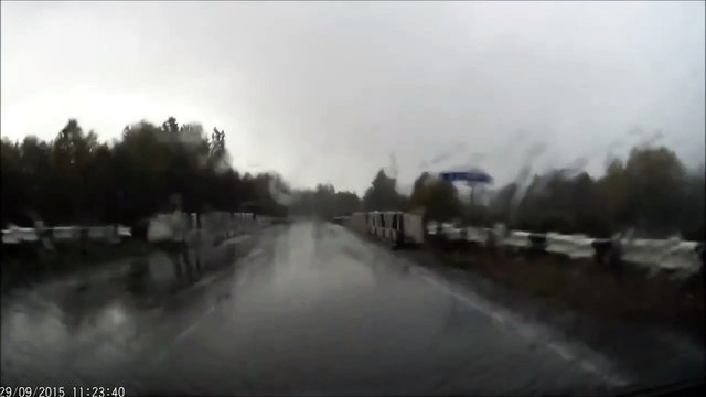 Allons y nettoyer la voiture dans la boue, comme les cochons