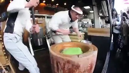 تفرج في اليابان كيفاش يعجنوا العجين تو فهمت علاه الكلهم مضاربية ههه