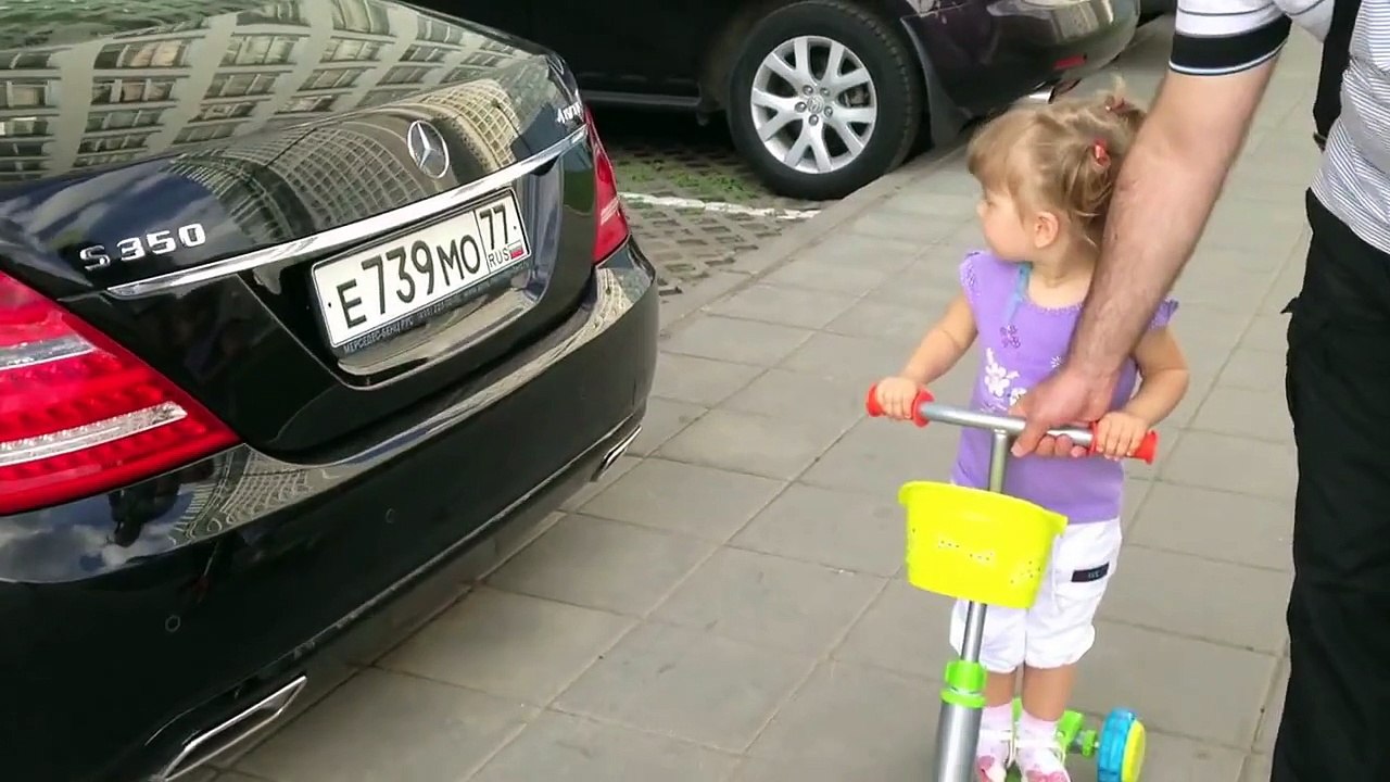 Элли знает все машины! 2 года 1 месяц