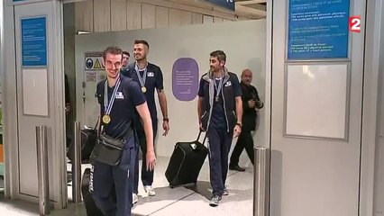 VIDEO. Le retour en France des Bleus, champions d'Europe de Volley