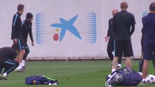 Olé! Neymar leva caneta de Mascherano em treino do Barça