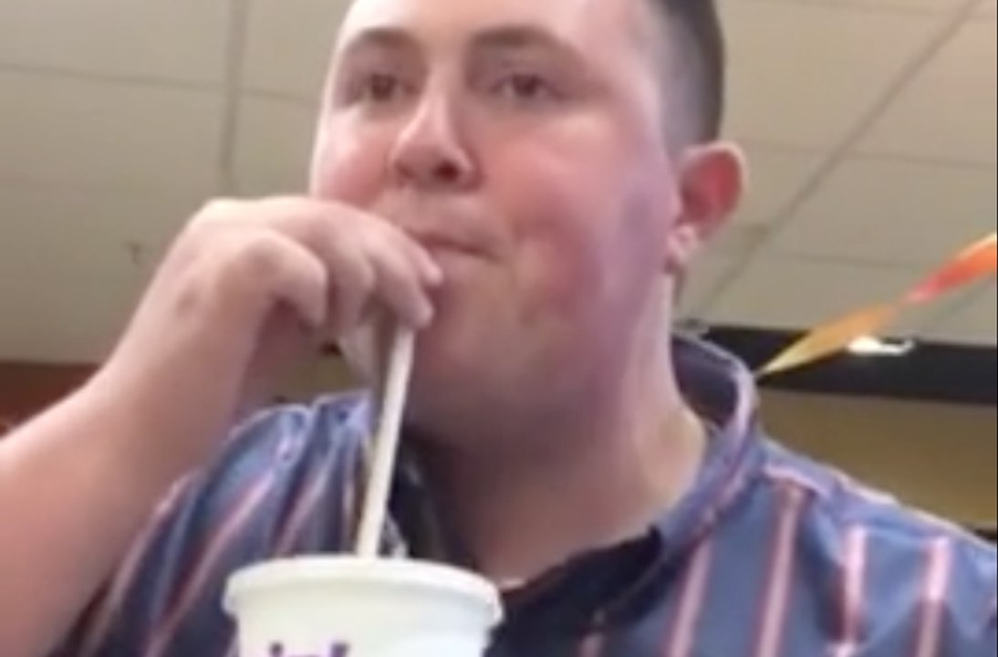 Il fait du Dubstep like a boss avec un gobelet du McDo !