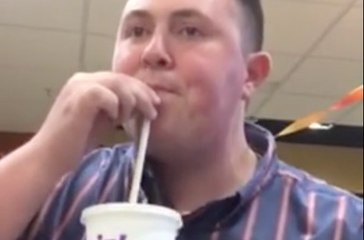 Il fait du Dubstep like a boss avec un gobelet du McDo !