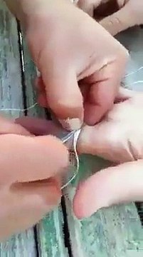 Comment retirer une bague coincée au doigt