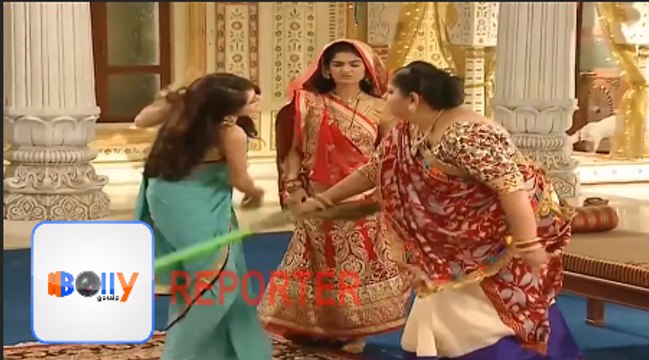 Saath Nibhana Saathiya Gohra Beats Meera With JHAROO 19th October 2015
