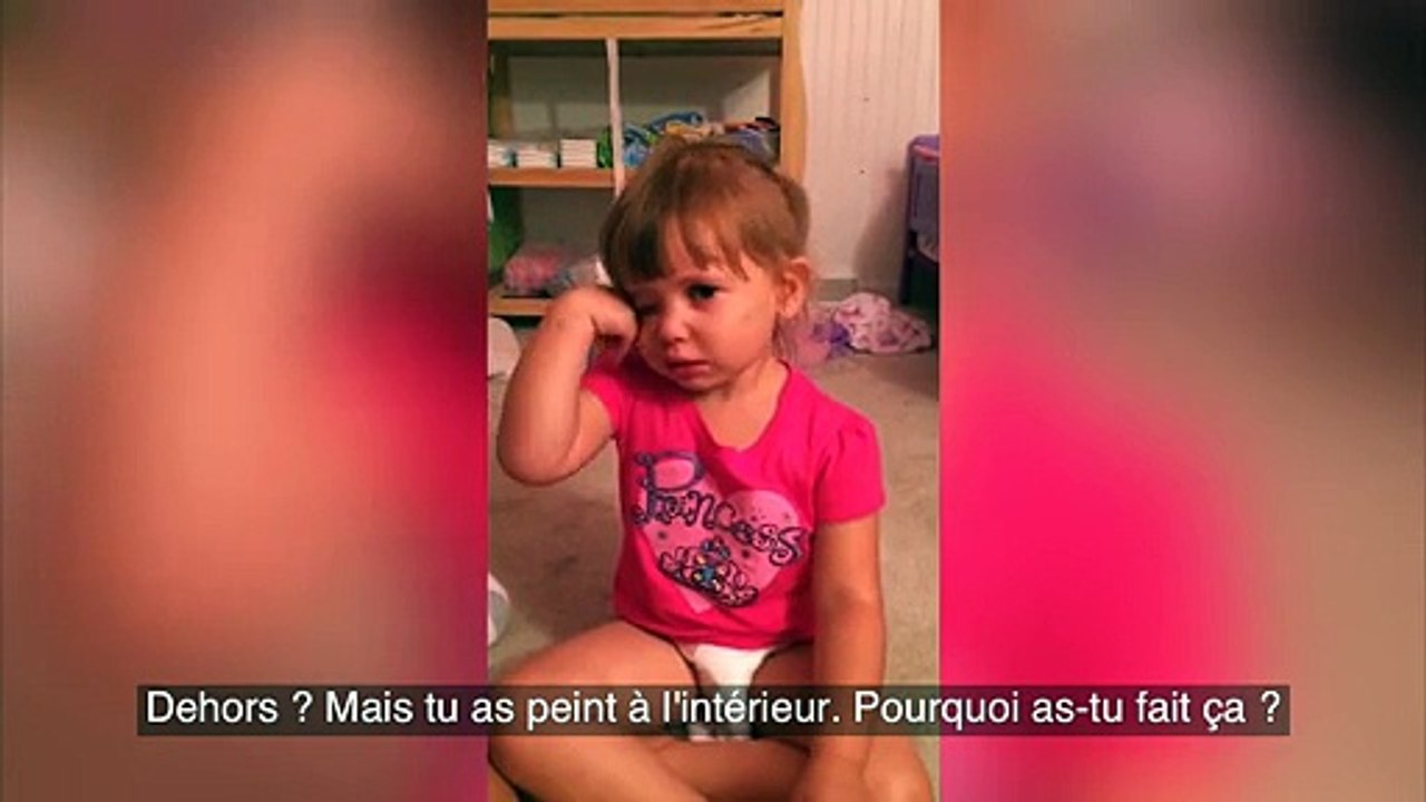 Cette magnifique fillette peint ses Barbies