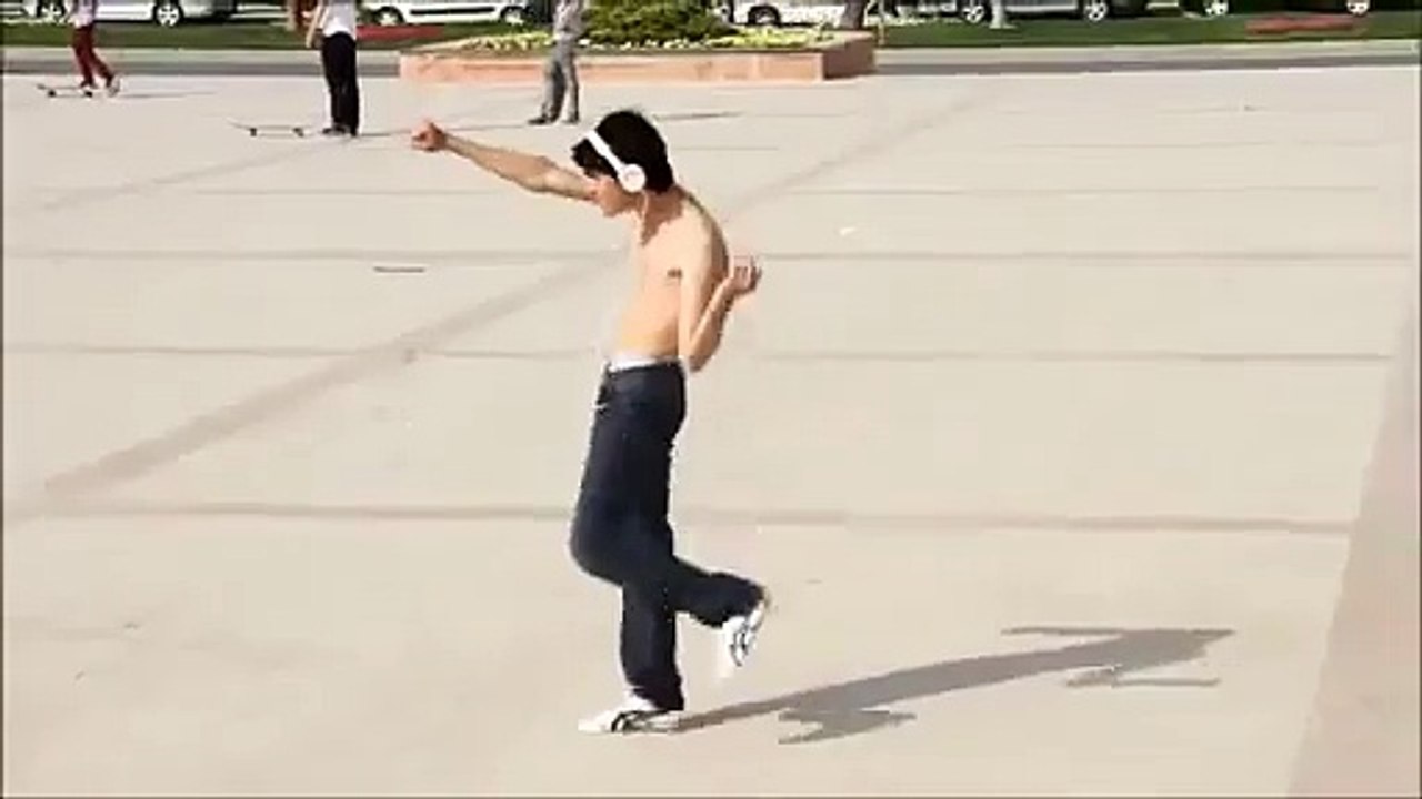 Yarı çıplak vaziyette hunharca dans eden genç - Funny videos - Komik videolar