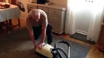Yaşlı amcanın elektrik süpürgesiyle imtihanı - Funny videos - Komik videolar