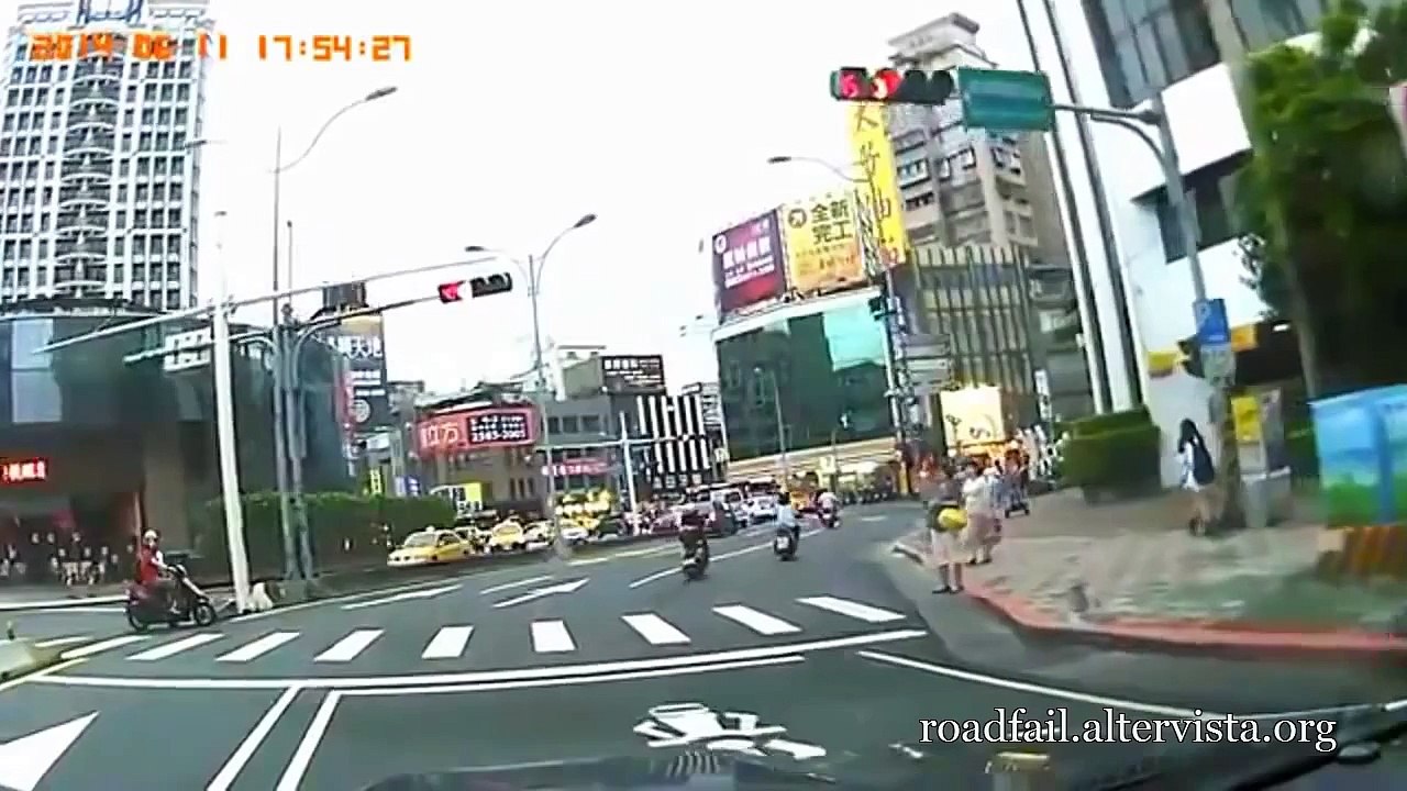 2014最新行车记录仪拍车祸视频集锦 超恐怖 (8)