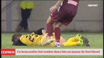 Un brancardier fait tomber deux fois un joueur de football blessé