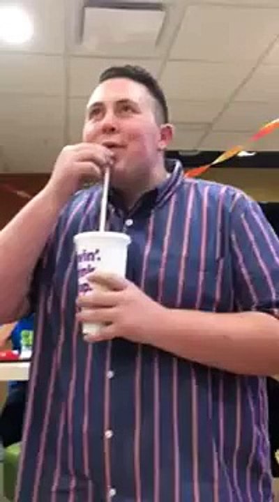 Il joue un Dubstep époustouflant avec la paille et le gobelet McDo