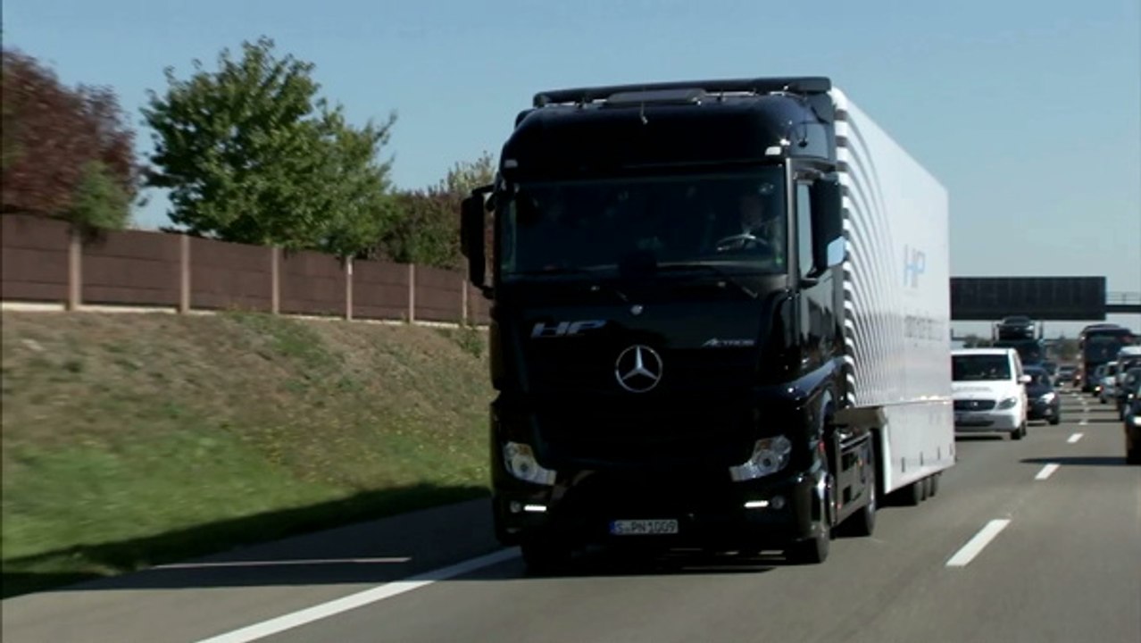 Wie beim Flugzeug: Daimler zeigt LKW mit Autopilot