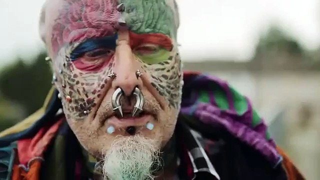 Cet homme s'est coupé les oreilles par amour pour les perroquets