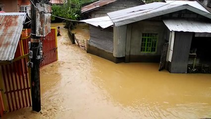 فيليبينيون عالقون على اسطح منازلهم المحاصرة بالمياه بعد الاعصار