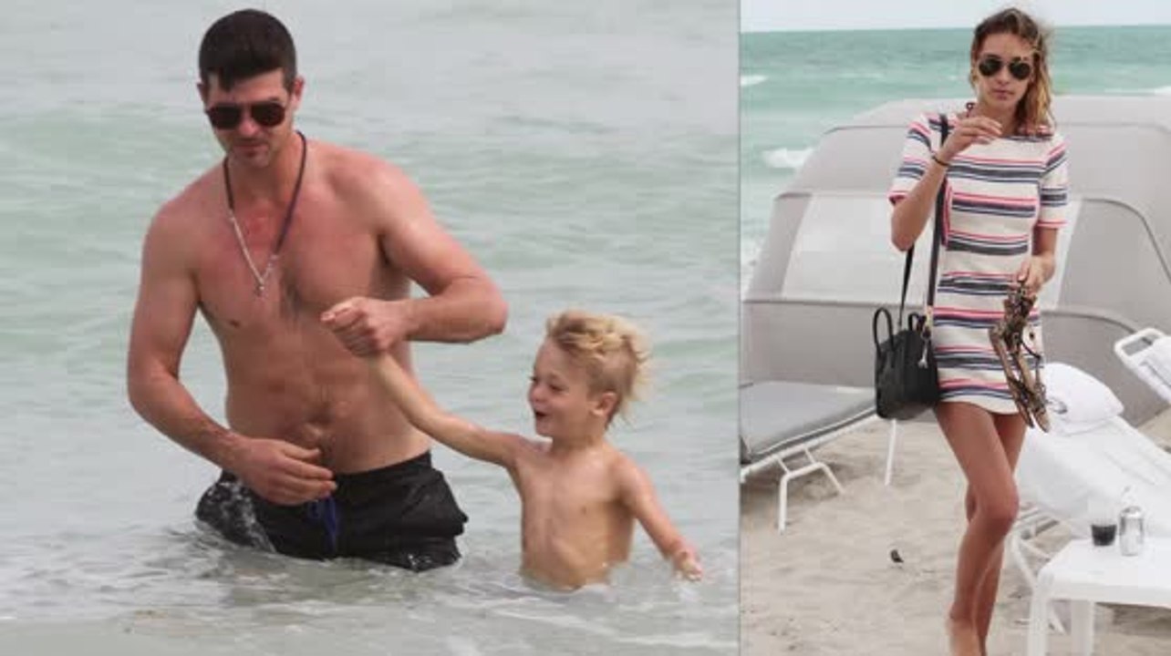Robin Thicke à la plage avec son fils et sa cop...