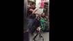 Marionnette fait du rock dans le métro