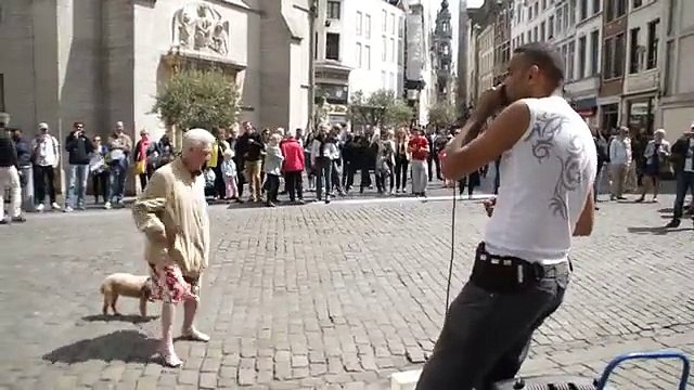 Une mamie danse sur du beatbox