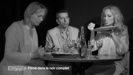 Dîner au restaurant dans le noir pour tromper les sens