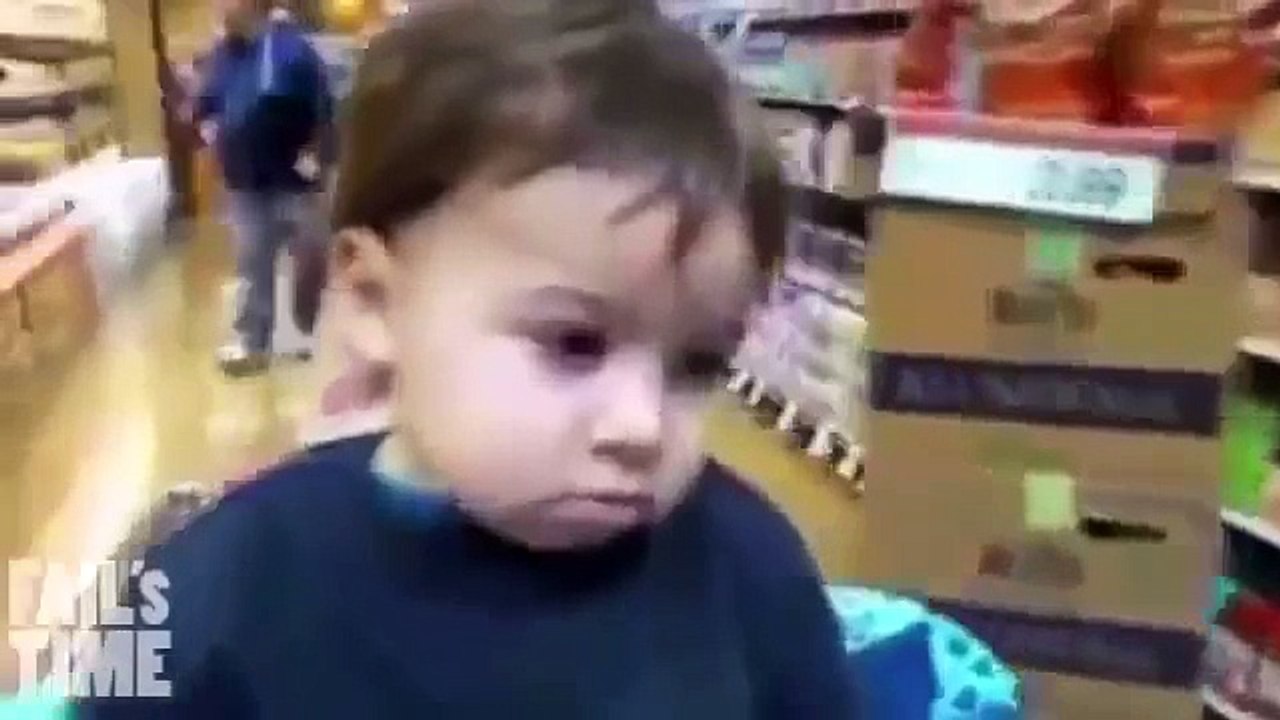 Crianças adormecer. Miúdos engraçados adormecer