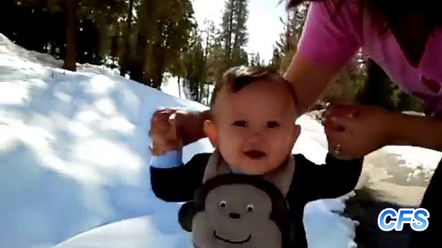 Crianças na neve pela primeira vez. Crianças engraçadas inverno