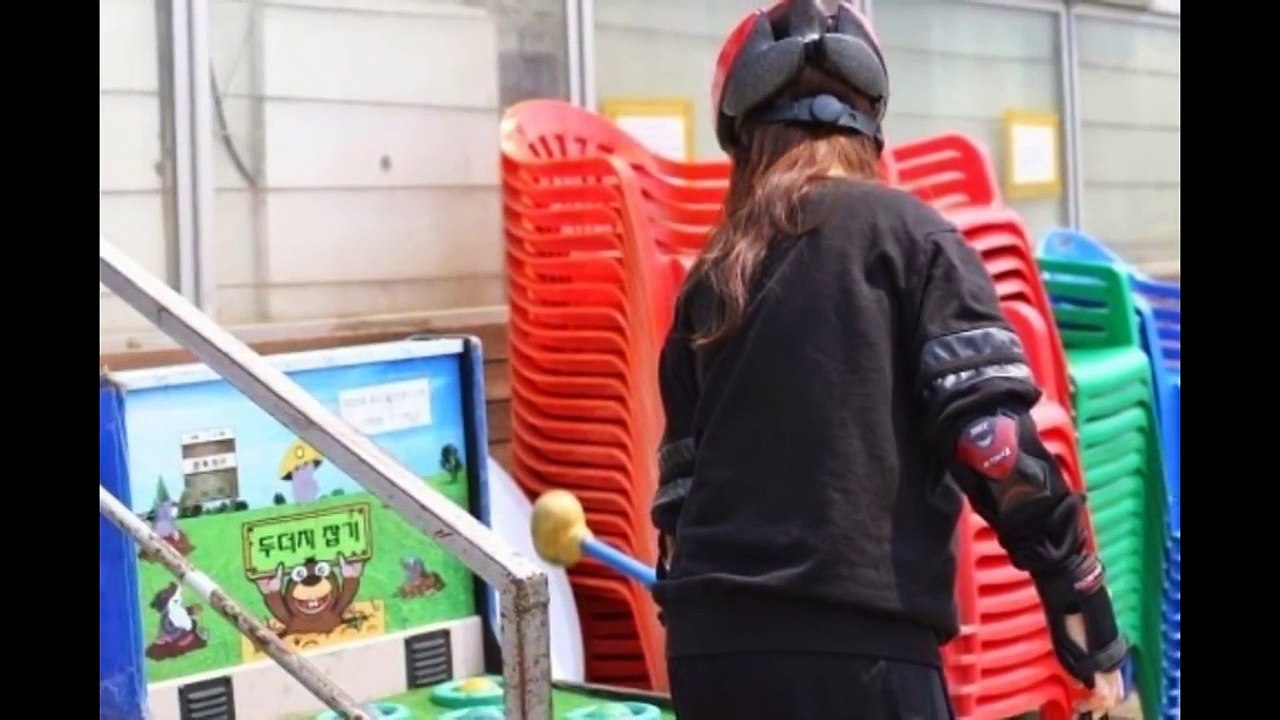 KARAs Youngji shows off her in line skating skills!