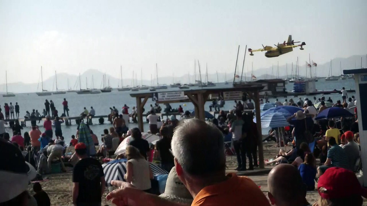 Canadair CL-215 recogiendo agua. #fiestadelcielo #30ani