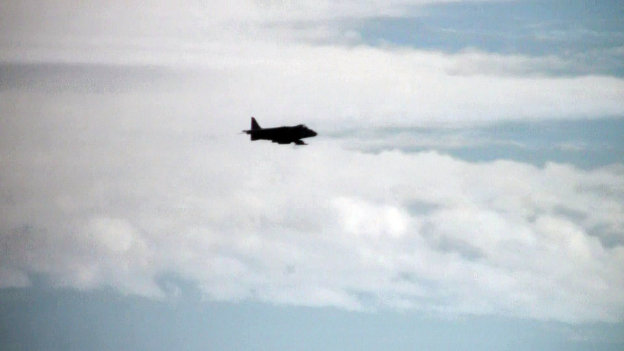 Impresionantes maniobras de un Harrier. #fiestadelcielo #patrullaaguila