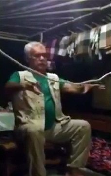 Tour de magie avec les mains attachées