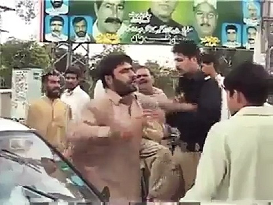 pathan ny police waly ki chitrol kr di. hahahaha