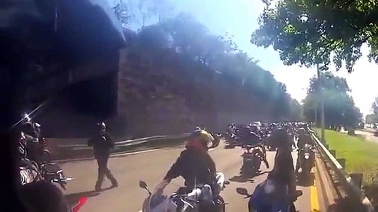 【衝撃映像】アメリカの暴走族が家族を襲う　バイク集団から必死
