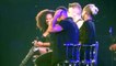 Robbie Williams flirte avec une fan un peu trop jeune lors de son concert