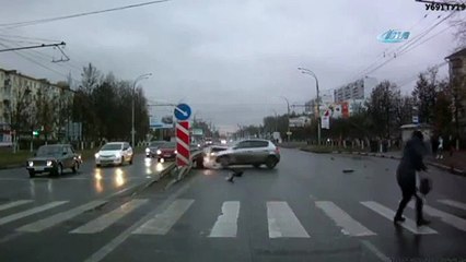 Otomobil yayaların arasına daldı